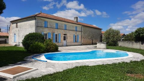 A visiter sans tarder, charentaise rénovée par des artisans locaux, avec matériaux nobles. Pas de mitoyenneté. Campagne à 5mn du centre de Mirambeau RDC : Entrée, cuisine dinatoire, salon avec cheminée restaurée. 2 pièces de 20m2 permettront de créer...