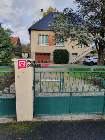 A deux pas de la Vallée des peintres, à 2h30 de PARIS, quartier calme d'Argenton sur Creuse, proche du centre ville, cette maison individuelle sur 2647 m2 de terrain entièrement clos et arboré, saura vous séduire. (attenant une parcelle de 5075 m2). ...