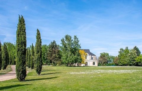 Discover this magnificent architect-designed house located in Gennes, in an idyllic setting by the Loire River. Built on a vast plot of 18,000 m², this property combines elegance, comfort, and spacious living areas. Reception areas: Over 100 m² of sp...