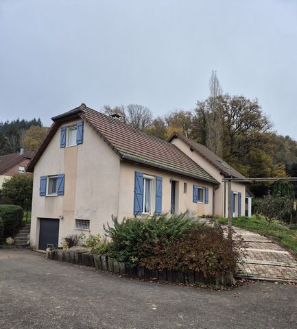 Entdecken Sie nur bei Girardi Real Estate dieses charmante Haus mit 4 Schlafzimmern in einer ruhigen Umgebung, ideal für ein komfortables und ruhiges Familienleben. Mit seinen hellen Räumen, seinem grünen Garten und seinen schönen Annehmlichkeiten bi...