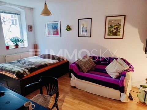 Se vende un apartamento de 1 habitación alquilado con aprox. 29 m² de superficie habitable en la codiciada Kaskelkiez, a pocos minutos de la moderna Boxhagener Platz y de la animada Friedrichshain. Este apartamento convence con una sala de estar y co...