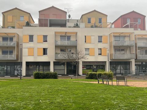 Appartement duplex lumineux et spacieux au cœur de Charnay-lès-Mâcon. Ce bien exceptionnel offre trois chambres confortables, idéales pour une famille ou un investissement locatif. La pièce maîtresse est une magnifique terrasse d'environ 23 m², parfa...