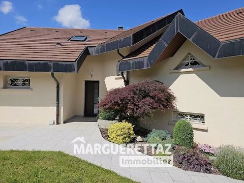 A découvrir cette jolie maison d'architecte aux nombreux atouts, bâtie dans les années 90 sur la commune de Contamine sur Arve. Idéalement située, à 20 minutes de Genève, dans un secteur privilégié, au calme, au bout d'une impasse dans un petit quart...