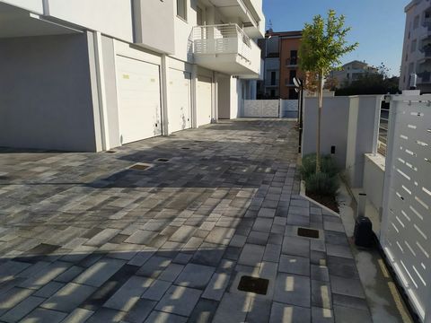 Gromia propone a Tortoreto Lido in zona residenziale Attico di nuova costruzione di una palazzina di quattro piani con ascensore. Sito al quarto piano si compone da ingresso-soggiorno con accesso a un ampio terrazzo abitabile, angolo cottura, e zona ...