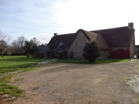 Située dans un hameau au calme entre Guérande et Saint Lyphard, cette ancienne longère en pierre rénovée par un architecte vous séduira par ses volumes, ses pierres et poutres apparentes! Au rez de chaussée, une entrée permet l'accès à l'espace de vi...