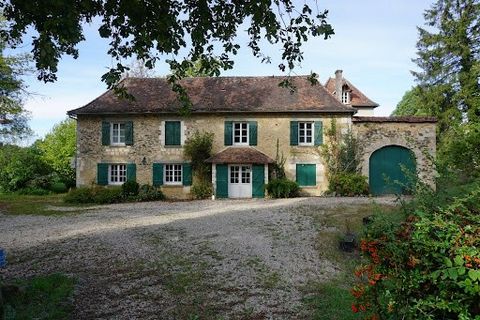 Ce charmant Manoir du XVIe siècle a été entièrement restauré dans le respect des règles de l'art préservant ainsi son authenticité et son charme d'antan. Cette somptueuse bâtisse compte 12 pièces, dont 8 chambres avec salles d'eau privative, une élég...