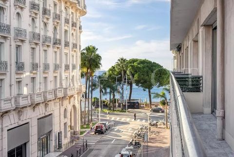 Magnifique appartement de 3 pièces rénové exposé Nord-Est situé dans une petite copropriété du centre ville à 50m de la Croisette entre le Carlton et le Miramar bénéficiant d'un aperçu mer. Il se compose d'une vaste entrée, d'un séjour lumineux donna...