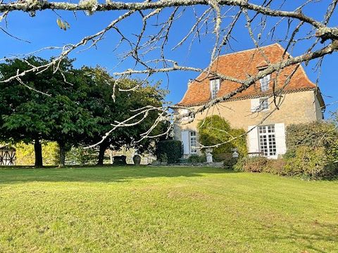 Avec une vue imprenable, ce manoir historique du XIVème siècle trône en position dominante, entouré de son parc soigné, de ses paddocks et de ses champs. Situé à moins de 3 km d'un village prisé, la propriété principale offre 5 chambres, une maison d...