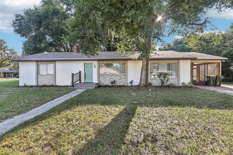 CORNER LOT - NO HOA - NEW ROOF 2024 *** INTERIOR VIRTUAL WALKTHROUGH LINK 1. This charming 3-bedroom, 2-bathroom ranch, located just steps away from Historic Downtown Clermont, is the perfect blend of old Florida charm and modern updates. The home fe...