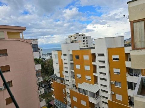 Appartement entièrement meublé à vendre à Durres Beach L’appartement est situé au 9ème étage d’un immeuble avec ascenseur dans la zone de la plage d’Iliria. Il a une superficie totale de 65 m2 et un intérieur de 57,8 m2, et se compose d’un salon + cu...