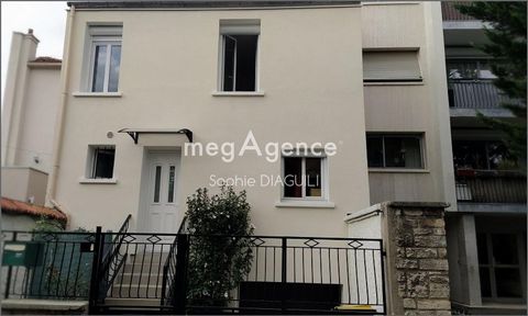 Ronald Relmy invites you to discover this beautiful T4 townhouse of 63 m², renovated in December 2023 and 13 minutes walk from the banks of the Marne and the island of Martin Pêcheur Town house of 63 m² Carrez law, facing E/W. Ideally located near sc...