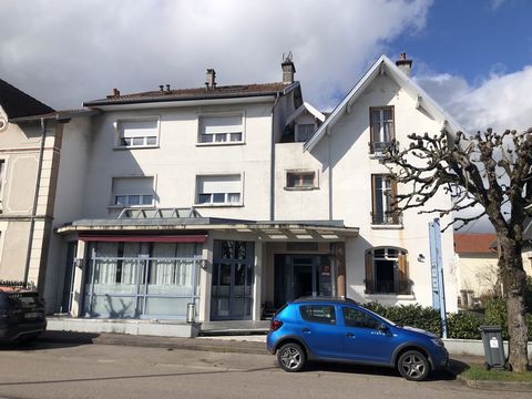 Centre-ville de Vittel, très bonne situation pour ce commerce composé d'un hôtel de 10 chambres et restaurant. D'une surface totale d'environ 614 m2 : 10 chambres équipées d'une surface de 12 à 15m2, salle de restaurant de 80m2, cuisine professionnel...