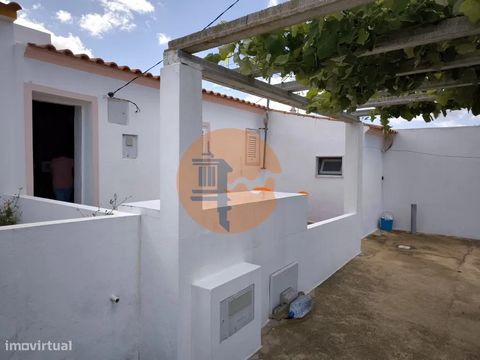 1 bedroom villa - in Vale das Zorras - close to Golf de Castro Marim - Algarve. Single storey house. With patio and parking space. With water and electricity. Unobstructed view of the Algarve mountains. In a quiet and quiet location. Located 15 minut...