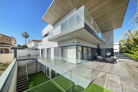 This spacious villa in Huercal Overa with lift and indoor pool is located a few hundred meters from the lively city center and overlooks a city park. This contemporary designed house has a built surface of approximately 840m², divided over three floo...