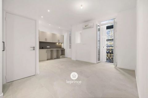 Nice / Gambetta Dans un immeuble Niçois proche de toutes les Commodités, appartement Traversant Trois pièces entièrement Rénové. Il se compose d'une Lumineuse pièce de vie avec Cuisine aménagée et semi équipée donnant sur un Balcon, de deux Chambres ...