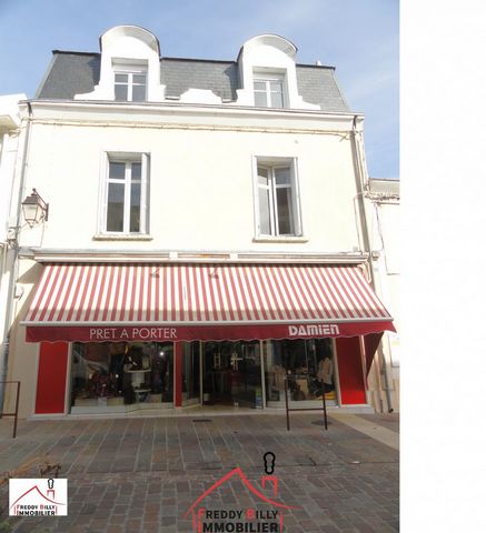 Réf 201 - THOUARS - Idéalement situé dans la rue commerçante à proximité du cinéma, immeuble à usage commercial d'une surface totale de 196 m2 environ comprenant au RDC : magasin avec grande vitrine et bel escalier ouvert ; au 1er étage : pièce serva...