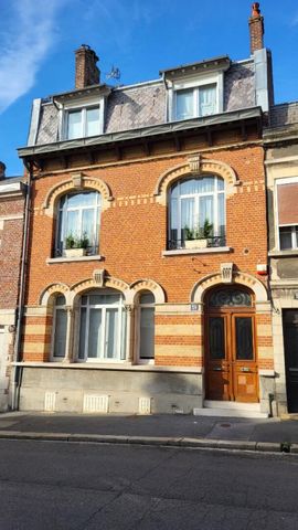 SAINT QUENTIN (02100) hyper centre dans rue prisée, à vendre belle maison bourgeoise, 5 chambres, jardin, garage, Budget 467 955 euros FAI (dont 3.99 % TTC charge acquéreur) soit un net vendeur de 450 000 euros Belle situation pour cette maison de ca...