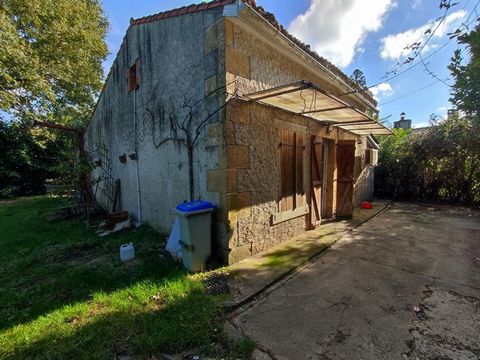 Millac 86150 - Single-storey house comprising a living room with fireplace, separate kitchen, 2 bedrooms, bathroom, toilet, storage room, attic. A large garage and a fully fenced wooded plot of 1191 m2 complete this property. Reversible heat pump, PV...