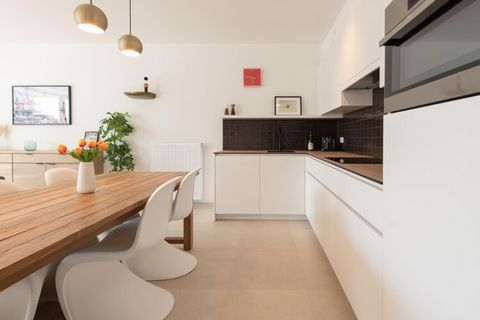 Cet appartement de 2 chambres récemment construit est situé au 2ème étage de la prestigieuse tour Residentie Ensor II, située dans le quartier d'Oosteroever. Il dispose d'une terrasse spacieuse avec mobilier de salon, parfaite pour se détendre en ple...