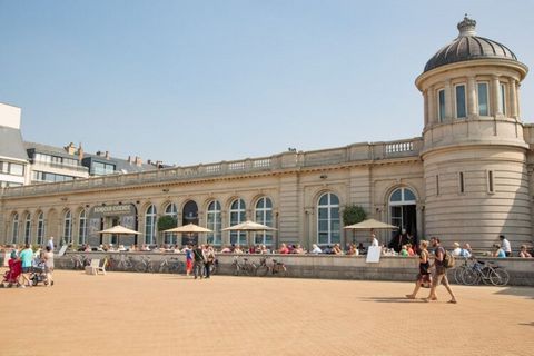 L'appartement dispose de deux chambres : l'une avec un lit double et une couette pour deux personnes, et l'autre avec un lit superposé, équipé de deux couettes pour une personne chacune. Le salon comprend un canapé-lit pouvant accueillir deux personn...