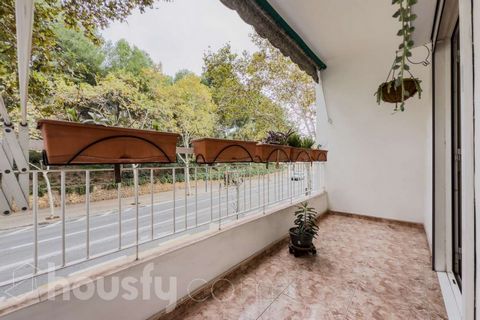 Housfy vende magnífico piso en el barrio de Horta. Con un total de 93 m², este primero de altura en finca con ascensor se distribuye en un gran salón-comedor con salida a balcón practicable y vistas al Parque del Turó de la Peira. La cocina, que cuen...