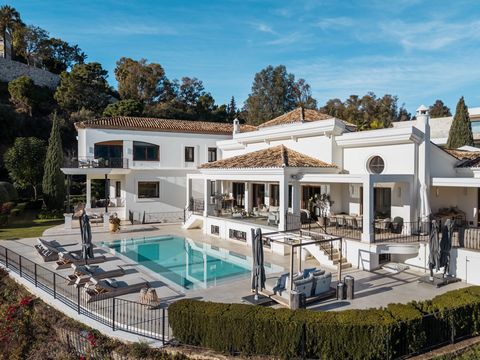 Diese luxuriöse Villa befindet sich in El Herrojo, Benahavis, Malaga und ist ein wahrer Traum für jeden Immobilienliebhaber. Mit 7 Schlafzimmern und 8 Badezimmern bietet diese Villa ausreichend Platz für eine große Familie oder eine Gruppe von Freund...