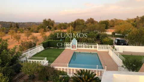 Freistehende Villa mit großem Grundstück und Swimmingpool , nur wenige Minuten vom Zentrum von Boliqueime entfernt, in einer privilegierten Lage mit weitem , unverbaubarem Blick auf die Berge der Algarve . Dieses Anwesen zeichnet sich durch seine Ruh...