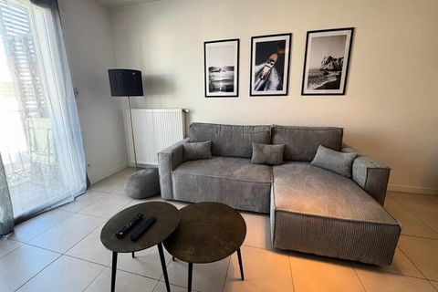 Apartament położony w samym centrum, rzut kamieniem od dworca kolejowego i dużej plaży Arcachon dla 6 osób, składający się z wejścia z szafą, salonu z rozkładaną szezlongiem, stolika kawowego, telewizora z płaskim ekranem, telewizora z płaskim ekrane...