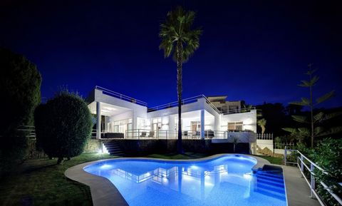 Fristående villa, Marbella, Costa del Sol. 5 Sovrum, 5 Badrum, Storlek 499 m², Garden/Plot 1000 m². Läge : Nära till golf, Nära till hamn. Väderstreck : Söder. Pool : Privat pool. Klimatkontroll : Luftkonditionering, Centralvärme. Utsikt : Trädgårdsu...