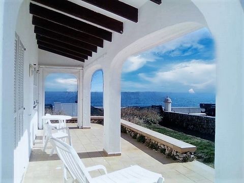 S'Algar es un pequeño núcleo encantador ubicado al este en el levante de Menorca. Enclavado en esta maravillosa localización, encontramos esta joya : un estupendo chalet en primera línea de mar que lleva el sello distintivo de una LICENCIA TURÍSTICA ...