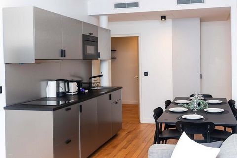 Mon appartement de 2 chambres avec salon est moderne, élégant, entièrement équipé et climatisé (climatiseur portatif) et se situe au centre de Paris dans le 2ème arrondissement. A mi-chemin entre la rue Montorgueil, la place des Victoires, le quartie...