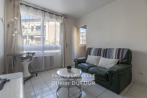 EXCLUSIVITÉ - Rouen centre rive gauche, proche de la future g a r e, au 1er étage d'une petite résidence sécurisée et bien entretenue, cet appartement meublé, se compose d'une entrée avec rangements, un séjour avec une cuisine aménagée et équipée ouv...