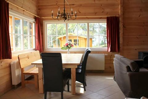 Cette charmante maison en rondins à Wissinghausen est le rêve des amoureux de la nature. Elle offre une vue imprenable sur les collines et la forêt depuis sa véranda confortable et sa mezzanine ensoleillée. Dotée d'un grand jardin, d'un parking privé...