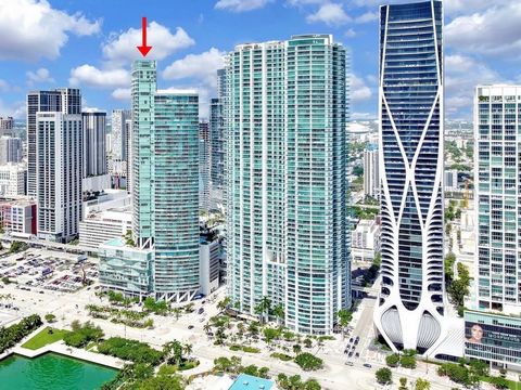 Ontdek luxe in deze residentie met 2 slaapkamers en 2 badkamers op de 50e verdieping van Marina Blue. Geniet van een adembenemend uitzicht op Miami en de Atlantische Oceaan, met een open indeling, een moderne keuken en een ruime woonkamer, ideaal voo...