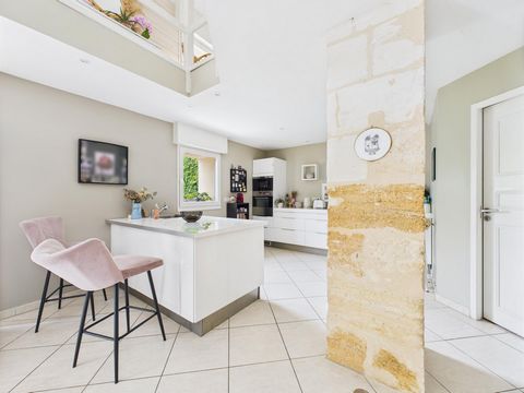 Maison en pierre de 2 chambres, belle pièce de vie, rénovée, jardin intimiste