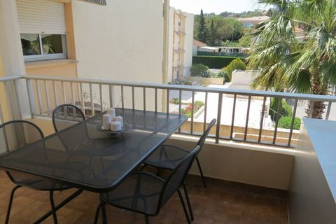 Cet appartement climatisé de 48 m² est joliment meublé et situé au 2e étage avec ascenseur. Le balcon de 5 m² offre une vue imprenable orientée ouest. Le quartier est très calme. Il peut accueillir quatre personnes et dispose de placards pour ranger ...