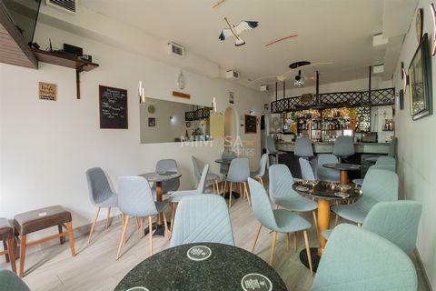 Excelente oportunidade de negocio de Bar com Negócio a funcionar na Praia da Luz. Pronto para operação imediata e com um histórico impressionante de êxito. Este bar, estrategicamente localizado no coração da pitoresca Vila da Luz, detém uma licença q...