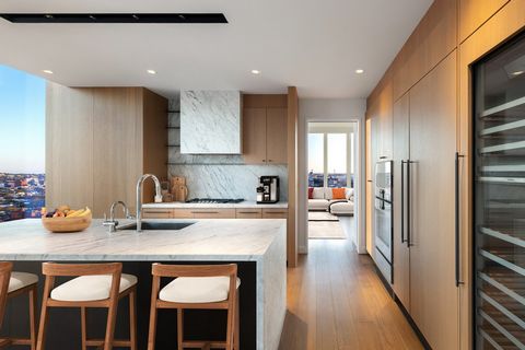 VIE DE LUXE AU BORD DE L’EAU À BROOKLYN HEIGHTS, OCCUPATION IMMÉDIATE, MEILLEURES VUES ! Bienvenue à Quay Tower, un développement résidentiel incomparable qui redéfinit la vie au bord de l’eau à Brooklyn Heights. Avec une vue imprenable sur les toits...