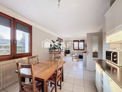 maison avec 2 appartements sur sous-sol complet.