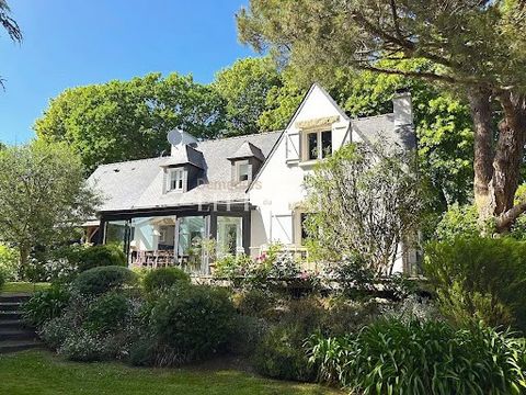 La villa est idéalement située, à quelques dizaines de mètres de la mer que l'on aperçoit depuis la terrasse. Discrètement tournée sur son très agréable écrin de jardin, la villa tire le meilleur parti de ses volumes habitables. La vaste pièce de vie...