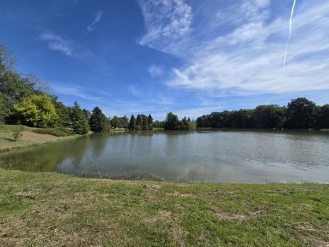 Grand étang poissonneux sur 4,3 ha  idéal pêche, loisirs et nature
