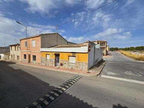 We zijn er trots op deze bijzondere woning aan de rand van Sax te koop aan te bieden. We hebben twee huizen naast elkaar, waarvan er één in uitstekende staat verkeert met 5 slaapkamers (twee beneden), een dakterras en een grote open keuken en woonkam...