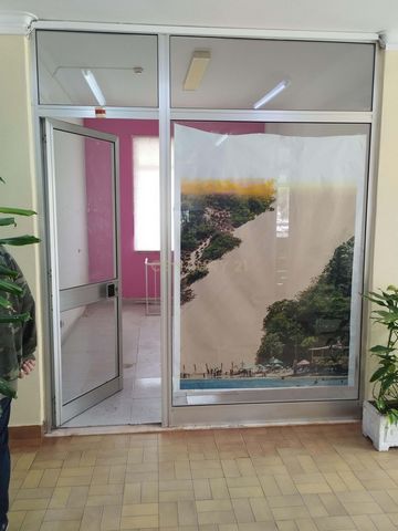 Store located in the D'Avenida Shopping Center, Quinta do Rouxinol in Corroios, with a total area of 32 sqm divided over two floors. This shopping center has all stores in operation and enjoys a good flow of customers. The store will undergo some imp...
