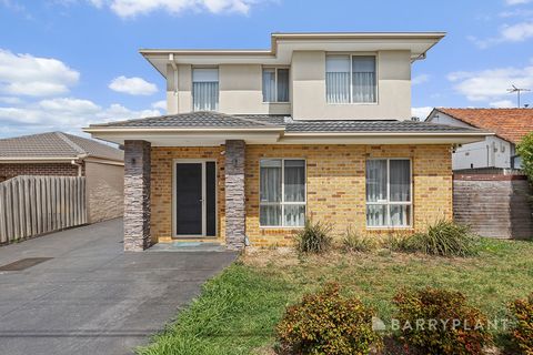 Parfaitement située à quelques pas du centre-ville de Broadmeadows, de la gare et des écoles locales, cette élégante maison de 3 chambres et 2 salles de bains offre le mélange idéal de confort, de qualité et de commodité. Situé sur un terrain de 207 ...