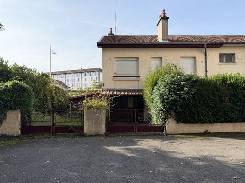 NANCY, Rue Virginie MAUVAIS. Située sur la commune de Nancy, dans un quartier calme, à proximité immédiate du secteur des 3 Maisons, cette maison n’attend que vous pour retrouver tout son éclat. Ce bien représente une opportunité rare pour les amateu...