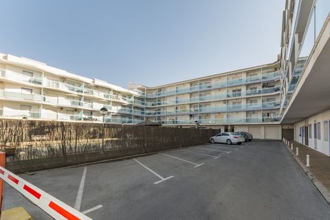 El apartamento estÃ¡ ubicado en la planta baja de una urbanizaciÃ³n a pocos metros del mar. En sus exteriores encontrarÃ¡n una gran piscina compartida de cloro con unas dimensiones de 15m x 7m y un rango de profundidad entre 1.1m y 2.2m, que serÃ¡ id...