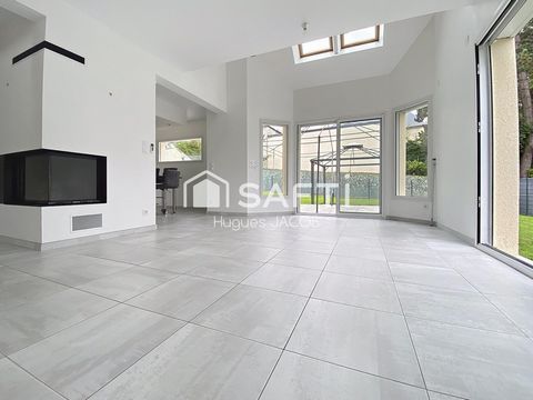 Maison contemporaine avec vie possible de plain-pied 6 chambres et sous-sol complet et un beau jardin exposition Sud
