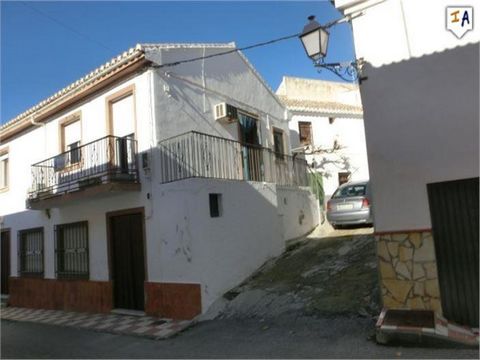 Dit appartement is gelegen in het centrum van Tozar, in de provincie Granada in Andalusië, dichtbij alle lokale voorzieningen en op slechts 5 minuten van het dorp Moclin. Het appartement is half vrijstaand en heeft 3 ruime slaapkamers en een complete...