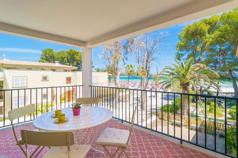 This cozy beachfront apartment for 6 people in Puerto de Alcúdia will become your second home on this beautiful island. This apartment features a large terrace perfect for admiring the sea view while enjoying your breakfast, meals or evenings. Imagin...