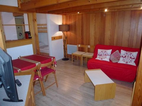 The Residence Les Primevères is a chalet building, situated in the heart of the hamlet, on the south facing side of the resort and 15 min walking distance from the centre of Isola 2000, Alps. Facilities include funicular, shuttle and pistes. A piste ...